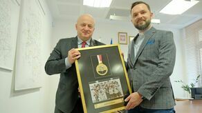 Marszałek Jarosław Stawiarski i ks. dr Łukasz Mudrak