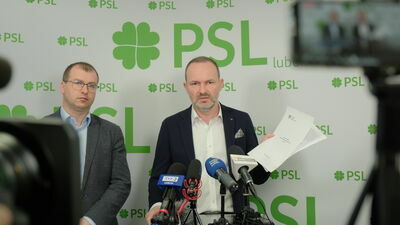 Krzysztof Hetman (z prawej) powołuje się na rządową umowę z Komisją Europejską z 30 czerwca ubiegłego roku, w której zostały określone szczegóły wydawania unijnych pieniędzy 