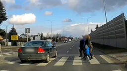 Ku przestrodze. Volvo wjechało na przejście, gdy byli na nim piesi. WIDEO