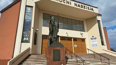 Jan Paweł II był i jest dla większości zamościan, podobnie jak dla wielu Polaków, autorytetem. W mieście, które odwiedził w czerwcu 1999 roku ma też swoje pomniki. Jeden z nich stoi przy kościele Matki Bożej Królowej Polski, na schodach którego zbudowano wówczas wielki ołtarz a papież wygłosił tu homilię, w której mówił m.in. o tym, by piękno tej ziemi zachować dla przyszłych pokoleń