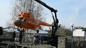 Pomarańczowy śmigłowiec stoi już przy muzeum. Wyjątkowy eksponat