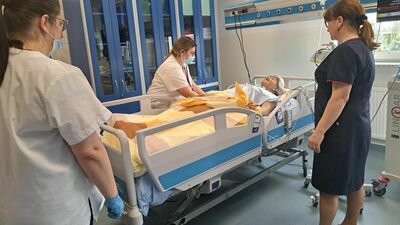 Zamość. Na uczelni jak w realu. Plastikowy pacjent mówi, płacze i traci oddech