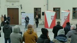 Młodzi niechętnie głosują. Trzymetrowe urny to zmienią? 