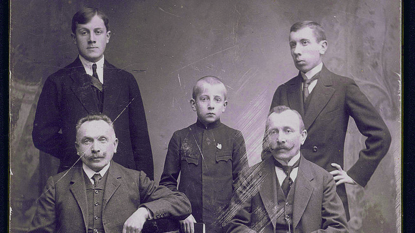 Henryk Policzkiewicz z synami: Wacławem, Juliuszem i Janem oraz z bratem Kazimierzem