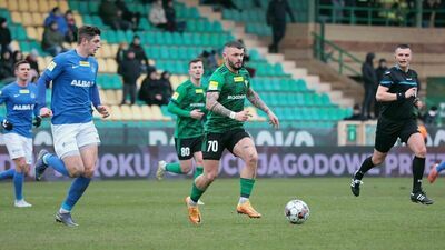 Miłosz Kozak i jego koledzy w sobotę wrócą na swój stadion walczyć o wygraną z Chojniczanką Chojnice