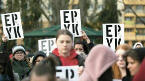 Pani na FB ma zdjęcia kotków. Czemu życzy niewinnej dziewczynie zgwałcenia butelką?