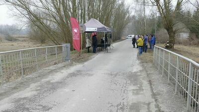 Wczoraj w okolicy mostu, który będzie przebudowany władze gminy podpisywały umowy z wykonawcami prac 