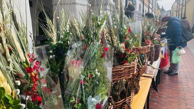 Kiermasz Wielkanocny w Zamościu ma wieloletnią tradycję. Zawsze przyciąga wielu kupców, rękodzielników, ludowych artystów. Nie brakuje też kupujących.