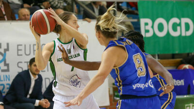 Magdalena Ziętara (z piłką) w fazie play-off walczy nie tylko z rywalkami, ale również z problemami zdrowotnymi