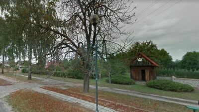 Aleja kasztanowo-brzozowa Najświętszej Maryi Panny wraz z zabytkowymi trzema kapliczkami: murowaną św. Onufrego z 1846 roku, św. Mikołaja i św. Anny oraz św. Antoniego (drewniane z XIX wieku) i słynną XVIII-wieczną Kaplicą Objawień na Wodzie jest jedną z atrakcji Krasnobrodu