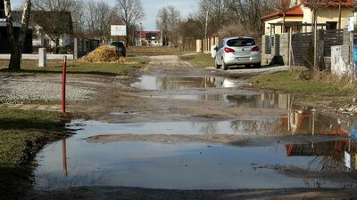 Mieszkańcy bocznych ulic, gdzie brakuje odwodnienia, a rolę nawierzchni pełnią betonowe płyty postanowili zainterweniować i przedstawić swój problem radnym