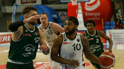 Gabe DeVoe (z piłką) zdobył w piątkowy wieczór 23 pkt, ale trudno zachwycać się jego występem
