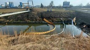 Awaria na terenie Zakładów Azotowych. Kanałem popłynęły setki litrów oleju