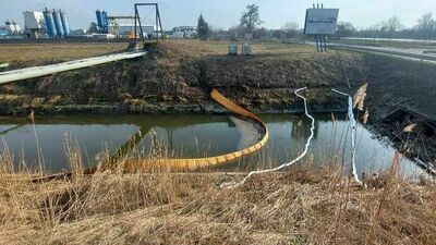 Awaria na terenie Zakładów Azotowych. Kanałem popłynęły setki litrów oleju