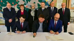 Wtorkowe podpisanie umowy było bardzo uroczyste. Wzięli w nim udział nie tylko przedstawiciele władz powiatu i wykonawcy, ale również poseł Beata Strzałka, wicemarszałek województwa Michał Mulawa, również reprezentanci Stowarzyszenia Osuchy 44, projektanci i pracownicy Muzeum Ziemi Biłgorajskiej.
