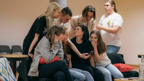 Na scenie ZDK w „Czarnych skrzynkach” wystąpią młodzi ludzie, uczniowie zamojskich szkół ponadpodstawowych.