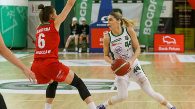 Katarina Zec (z piłką) bardzo starała się, aby pokonać BC Polkowice. Niestety, ale jej dobra postawa nie wystarczyła do zwycięstwa na terenie mistrza Polski