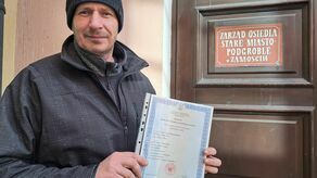 Maciej Spozowski dwa lata temu ukończył studia pierwszego stopnia i z dumą prezentuje swoje świadectwo. Kształci się nadal. Niebawem powinien mieć już tytuł magistra prawa i administracji. Do biura zarządu osiedla zaprasza ze świadectwami młodych mieszkańców osiedla Stare Miasto