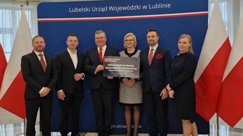 Urzędnicy z Białej Podlaskiej podpisali umowę w Lubelskim Urzędzie Wojewódzkim na 30 mln zł dotacji do budowy mostu