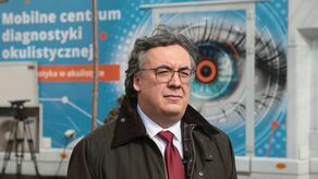 Prof. dr. hab. Robert Rejdak na tle okobusu