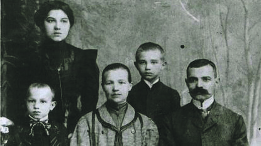 Józef Czechowicz (pierwszy z lewej) z rodzicami i rodzeństwem.