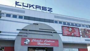 W lutym tego roku radni Zamościa wyrazili zgodę na to, by Przedsiębiorstwo Handlu Wewnętrznego w miejscu obecnego Domu Towarowego Łukasz przy ul. Piłsudskiego postawiło pięciokondygnacyjny blok z mieszkaniami, lokalami usługowymi i podziemnymi parkingami.