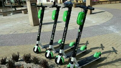 Od dziś mieszkańcy Chełma znów mogą wypożyczać miejskie hulajnogi. Ta przyjemność będzie droższa niż przed rokiem.
