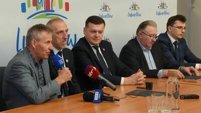 Działacze lubartowskiego Lewartu uczestniczyli w podpisaniu umowy na budowę nowej sali sportowej przy ul. Szkolnej. Powstanie obiektu umożliwi przeprowadzkę klubu z baraku przy Krzywym Kole