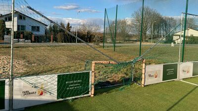 Pourywana siatka, ostre elementy zaplątane. To obecny stan tego boiska 