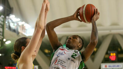 Natasha Mack (z piłką) po raz kolejny decydowała o losach meczu Polskiego Cukru AZS UMCS Lublin
