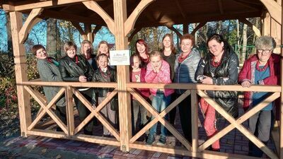 W poprzedniej edycji konkursu grant w wysokości 5,5 tys. zł zdobyły panie z KGW „Swojaki” w Tarzymiechach Trzecich (pow. krasnostawski). W swojej wiosce postawiły altanę. Już jej budowa była okazją do nawiązania relacji wśród mieszkańców, którzy pracowali również przy porządkowaniu terenu wokół.