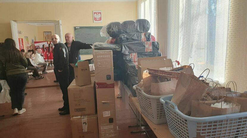 Część darów trafiła do Polaków mieszkających w Kołomyi i prowadzonej tam polskiej szkoły, a część do ośrodka dla uchodźców