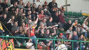 Mecze Padwy Zamość zawsze gromadzą liczną publiczność. Kibice słyszą komentarze spikera, ale nie dzięki nagłośnieniu, które zamontowano w hali, tylko sprzętowi udostępnianemu klubowi przez zespół muzyczny.