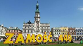 W uzasadnieniu uchwały napisano, że „Karta Zamościanina” ma poprawić jakość życia mieszkańców miasta, ale również umacniać poczucie lokalnej tożsamości