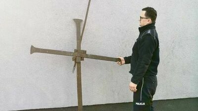 Z dwumetrowym krzyżem na rowerze. Ukradł i nie chciał oddać