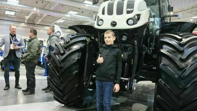 Rolnicze cacka na targach Agro-Park. Nie rolnik, a dron opryska i zasieje pole