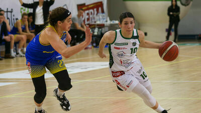 Aleksandra Stanaćev (z piłką) była nie do zatrzymania dla zawodniczek Arki
