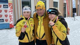 Waldemar Kołcun, trener MULKS Grupa Oscar Tomaszów Lubelski, w towarzystwie mistrzyń Polski – Moniki Skinder (z lewej) oraz Karoliny Kuć (z prawej)

