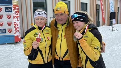 Waldemar Kołcun, trener MULKS Grupa Oscar Tomaszów Lubelski, w towarzystwie mistrzyń Polski – Moniki Skinder (z lewej) oraz Karoliny Kuć (z prawej)

