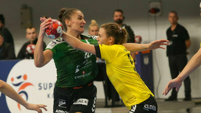 Aleksandra Tomczyk (w żółtym stroju) została nową zawodniczką MKS FunFloor Lublin