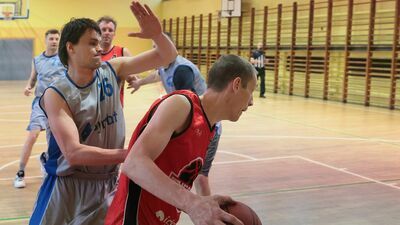 Krzysztof Adamczyk (w szarym stroju) miał duży udział w zwycięstwie Symbitu

