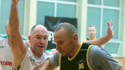 Tomasz Celej (z piłką) i jego koledzy z Matematyki odpadli z gry o mistrzostwo LNBA

