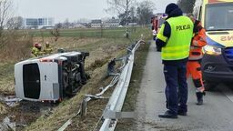 Ryki. Volkswagen uderzył w bariery ochronne