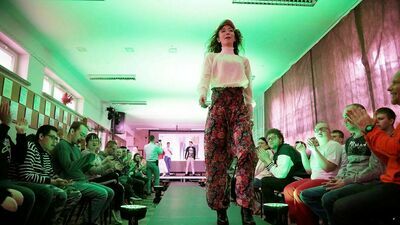 Uczniowie lubelskiej szkoły przywitali wiosnę pokazem mody (zdjęcia)