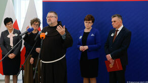 Na pierwszym planie o. Filip Buczyński