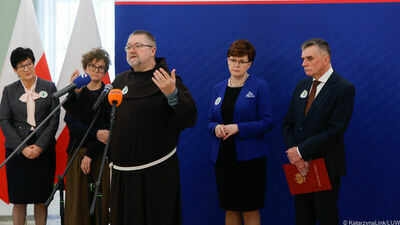 Na pierwszym planie o. Filip Buczyński