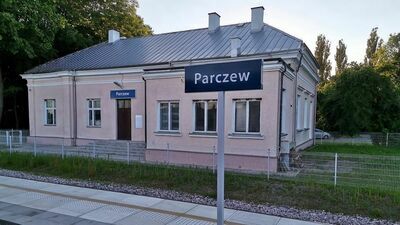 Na budynku nieużytkowanego dworca jest latarnia, ale PKP nie uruchomiły jej