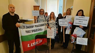 Pracownicy MOPR-u pojawili się w Ratuszu z postulatem 300-złotowej podwyżki. Przynieśli też własne krzesła, by usiąść z prezydentem do rozmów 