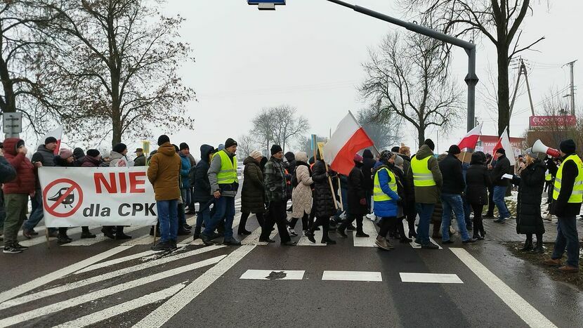 Na przestrzeni ostatnich miesięcy przeciwnicy CPK protestowali w kilku miejscowościach, m.in. w Izbicy, Zamościu, Wólce Orłowskiej, a także Zakręciu