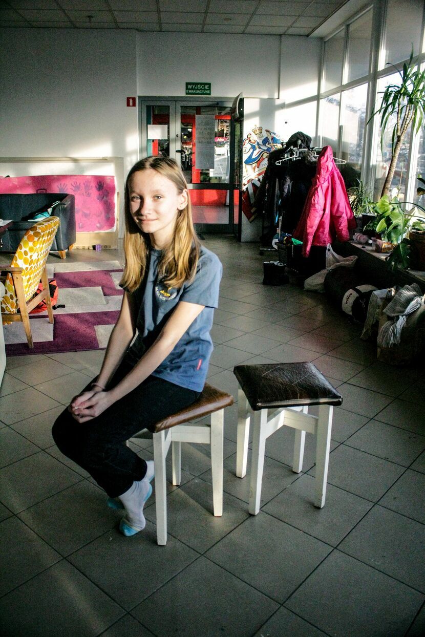 Utalentowana plastycznie Oliwka, uczennica 7 klasy, samodzielnie naprawiła widoczne na zdjęciu taborety dla pani Ireny, jednej ze starszych mieszkanek Puław